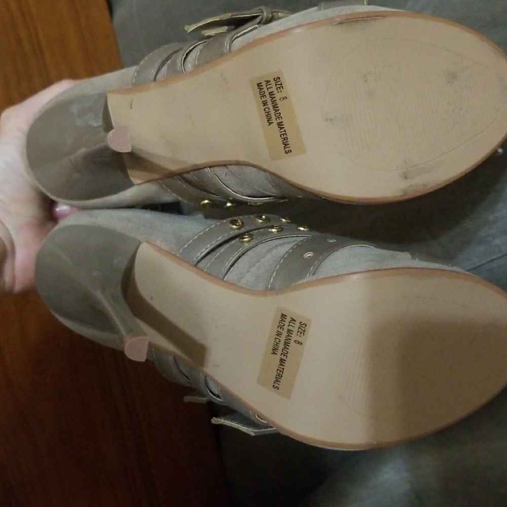 Heels - Picture 4 of 4